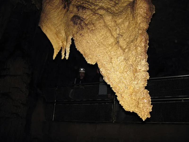 Lit cave formations, the drowned caves Lumen Drift is set in